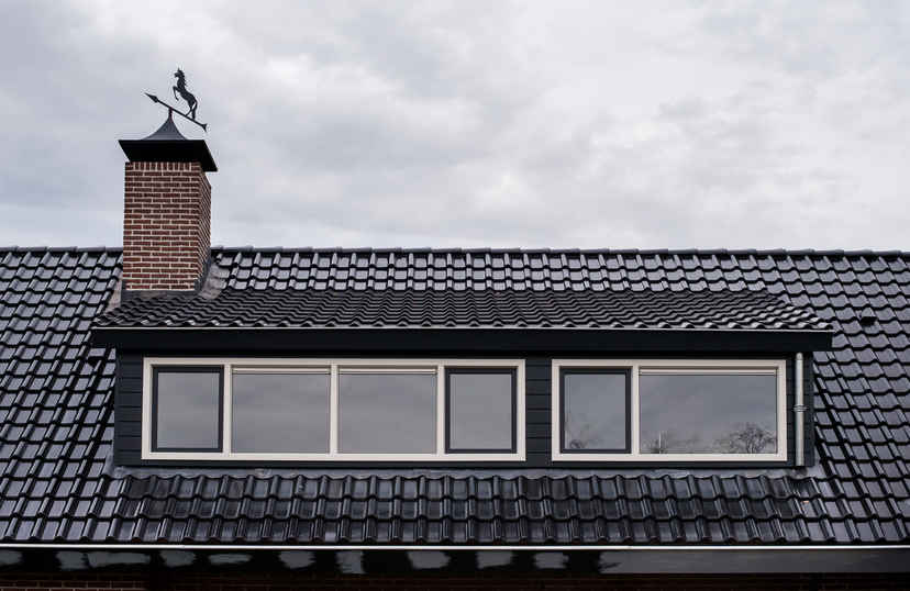 Dakkapel met dakpannen